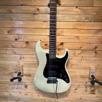 Fender Contemporary Series Stratocaster Deluxe HSS 1985 - 1987