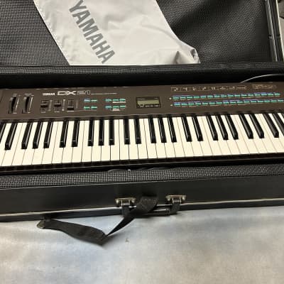 1980's Yamaha DX21 Programmable Algorithm Synthesizer w/Case-Cover-Cords  MINT CONDITION