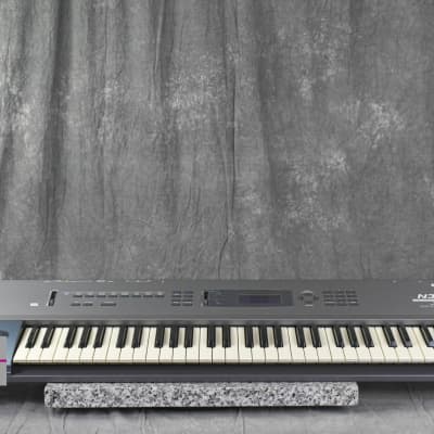 KORG N364 Music Workstation Synthesizer in Very Good Condition.