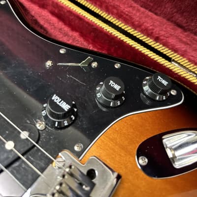 2011 Fender AM DLX Stratocaster V Neck - 2 Tone Sunburst image 8