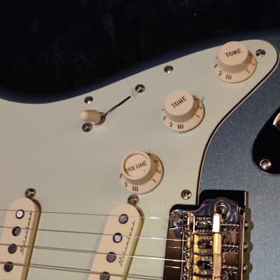 Fender Deluxe Roadhouse Stratocaster with Pau Ferro Fretboard 2018 - 2021 Mystic Ice Blue image 4