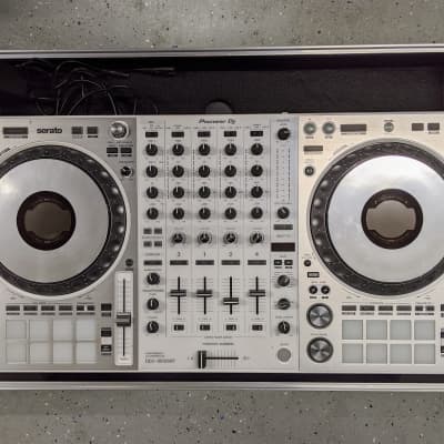 Pioneer DDJ-1000 SRT-W (Limited Edition White) plus an
