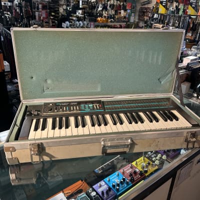 Korg Poly 800 w/Calzone Flight Case