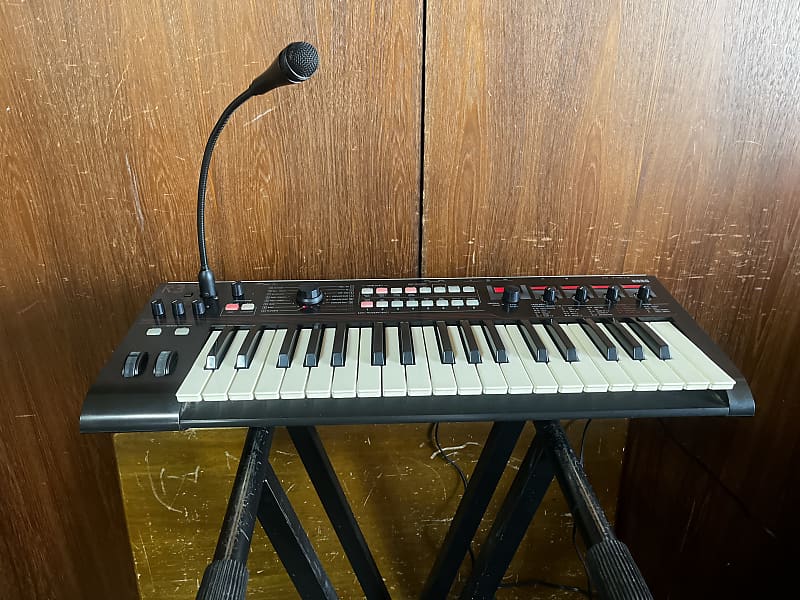 Korg R3 SYNTHESIZER/VOCODER w/box, mic, power supply Radias