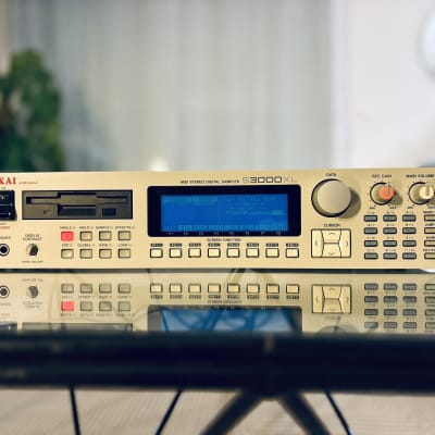 "like new" Akai S3000XL full options & SCI2SD
