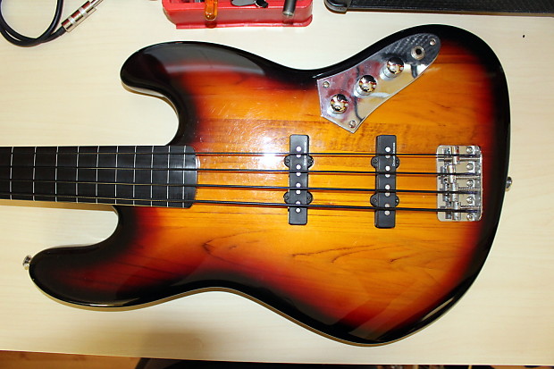 Squier Jazz Fretless Bass Sunburst with Duncan Designed Pickups