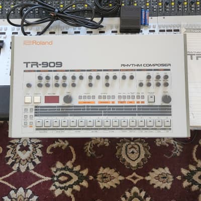 Roland TR-909 Drum Machine – Amazing Condition, Original Accessories