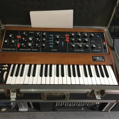 Moog Minimoog MODEL D 70's old OSC , Analog Synth W/CASE MIDI ORIGINAL VINTAGE //ARMENS//