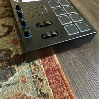 Alesis V25 25-key USB MIDI Controller with Beat Pads 2017 - 2022 - Black image 3