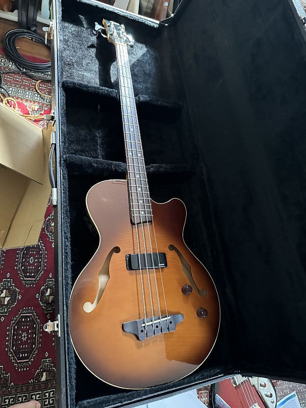 Yamaha BEX4 hollowbody bass piezo and humbucker hard case Yamaha BEX4 hollowbody bass piezo and humbucker hard case