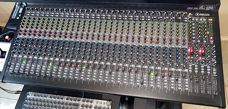 Mackie 3204VLZ4 32-channel Mixer image 1