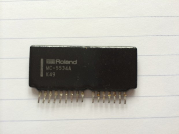 Roland MC-5534A JUNO-106 wave generator chip image 1
