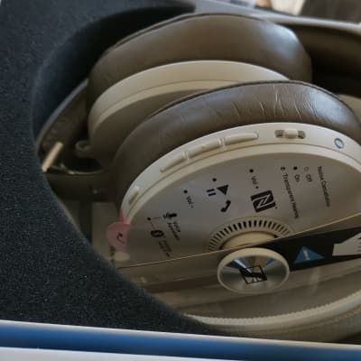 Sennheiser Sennheiser MOMENTUM 3 Noise-Canceling Wireless Over-Ear
