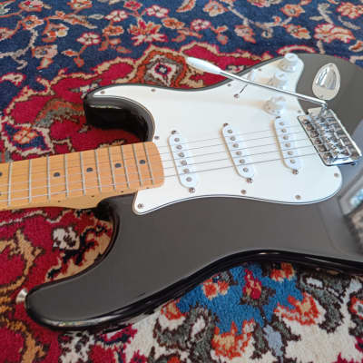 Fender Standard Stratocaster with Maple Fretboard 2001 Black image 3
