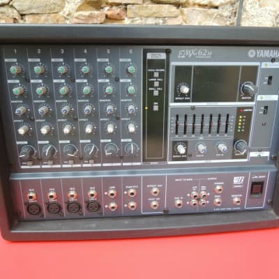Yamaha EMX2 table de mixage amplifiée