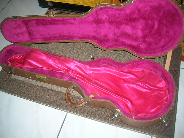 Gibson guitar case pink lining top