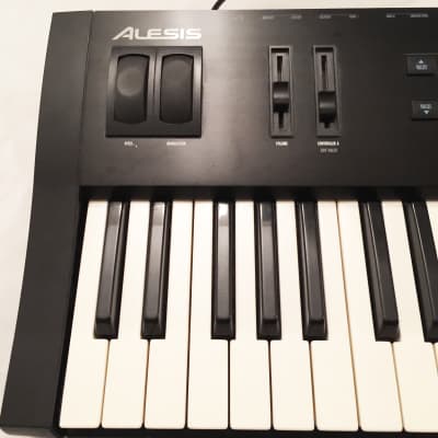 ALESIS QS6 64-Voice Synthesizer 61-Key Keyboard. Good ALESIS QS6 64-Voice Synthesizer 61-Key Keyboard. Good