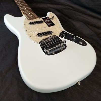 Fender American Performer Mustang Electric Guitar Rosewood Fingerboard, Satin Sonic Blue  W/ Deluxe Gig Bag image 2