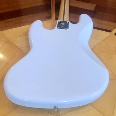 UNPLAYED- 2020/21 Fender Player Fretless Jazz Bass Guitar- Polar White with Pau Ferro Fingerboard image 12