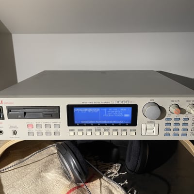 Akai S3000XL MIDI Stereo Digital Sampler 1996 - White
