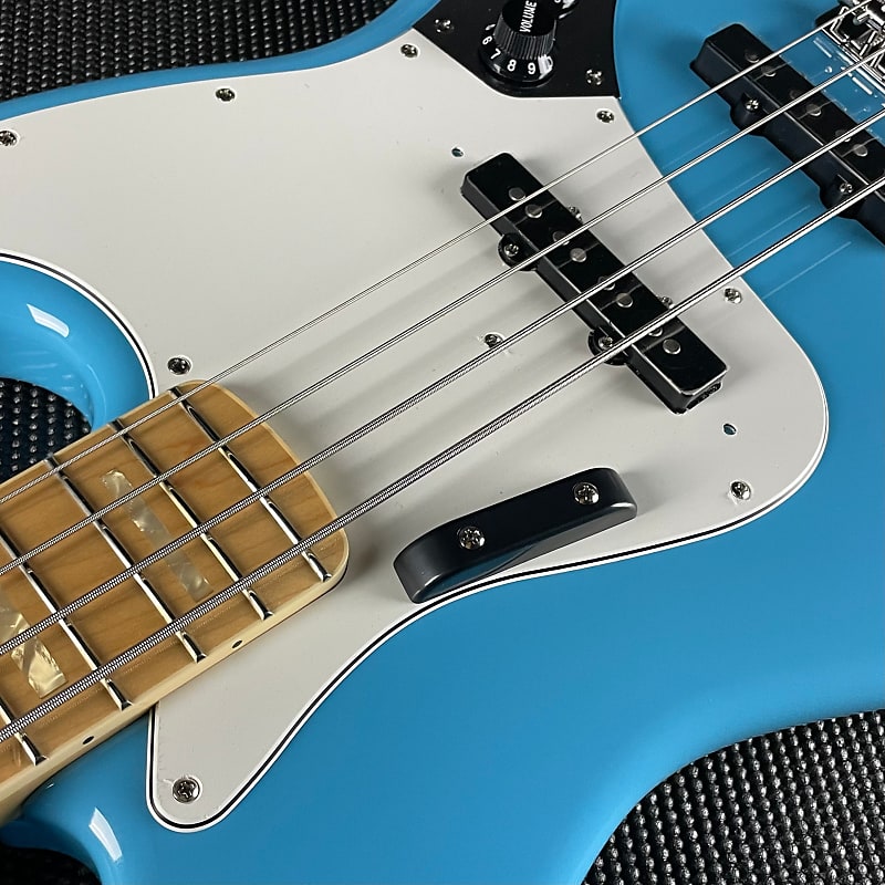 Fender Made in Japan Limited International Color Jazz Bass