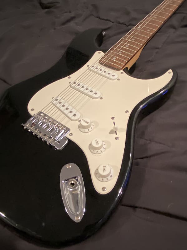 Squier Affinity Series Stratocaster with Rosewood Fretboard 2001 - 2018 - Black image 1