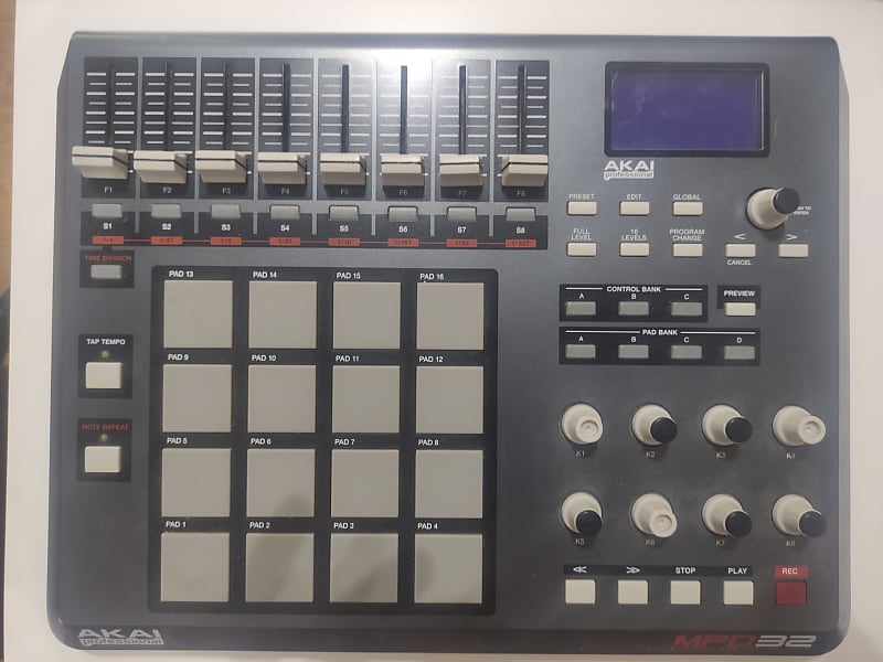 その他 AKAI  MPD32 Akai MPD32 USB/MIDI Pad Controller | zZounds