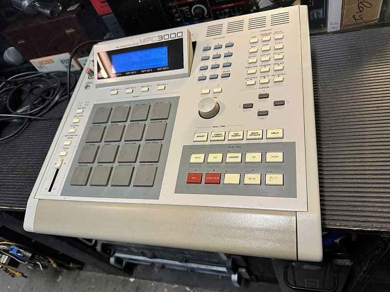 Akai MPC3000 MIDI , MPC 3000 32 meg drum sampler /PADS/ v 3.11 Floppy ,  120volt //ARMENS//