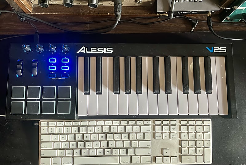 Alesis V25 25-key USB MIDI Controller with Beat Pads 2017 - 2022 - Black image 1