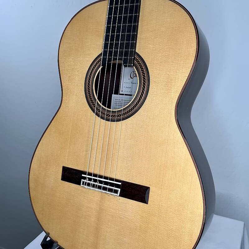 Hermanos camps guitars on sale