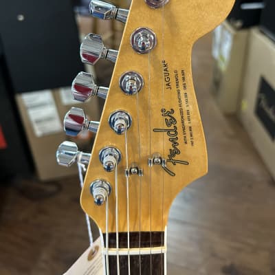 Fender Kurt Cobain Jaguar  3-Color Sunburst #MX23010489  8 lbs  11.6 oz image 6