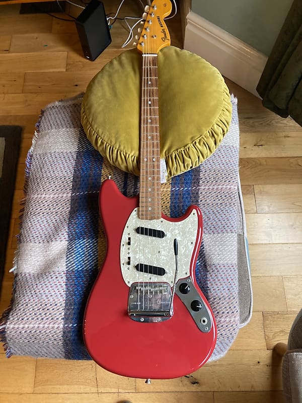 Fender Japan MG-65 Mustang 1965 reissue model Dakota Red Made In Japan  2007. Near Mint Superb Condition - Very Little use.