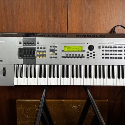 Yamaha MOTIF 6 MUSIC SYNTHESIZER original motif w/ case