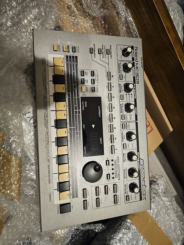 【Roland】MC-303 Groovebox mc303 Roland MC-303 Groovebox 1990 - 1998 | Reverb UK