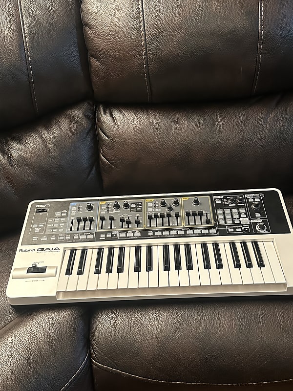 Roland SH-01 GAIA 37-Key Digital Synthesizer | Reverb