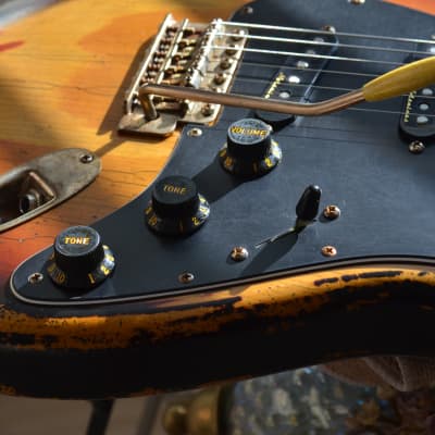 American Fender Stratocaster Sunburst Relic Noiseless Pickups image 4