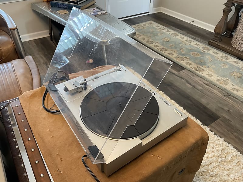 Yamaha P-550 Vintage Turntable - Silver - Sold As Is