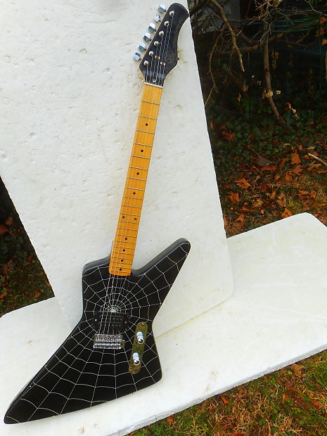 Hondo Deluxe Series 781 Destroyer Guitar 1980 s Black W Spyder Web Graphic Very Cool Reverb Norway