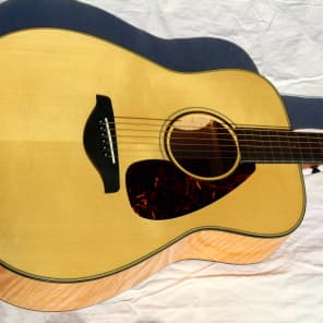 Yamaha FG750S Solid Sitka Spruce Top / Sycamore Bottom