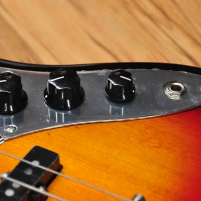 Squier  Classic Vibe 60's Jazz Bass Fretless 3 Tone Sunburst image 9