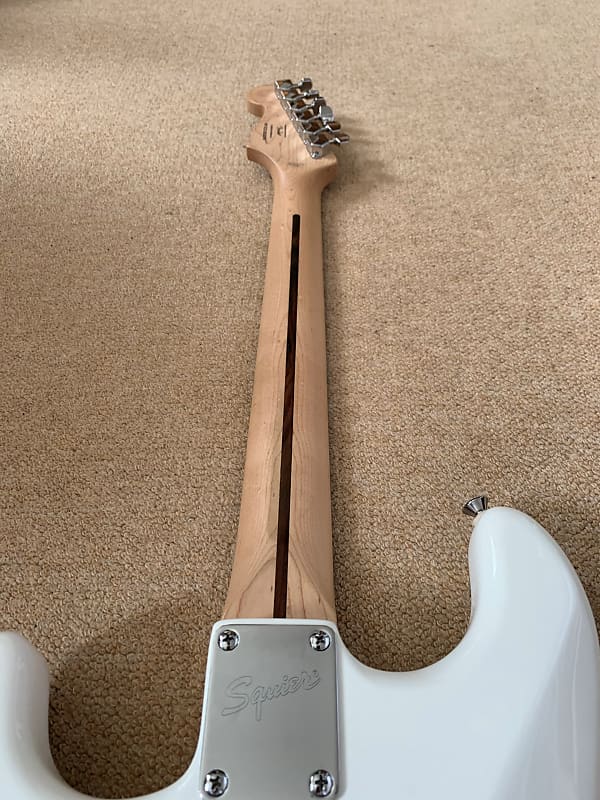 Squier Stratocaster インドネシア 2013年製 UsedGuitars: 2013 Indonesian Squier Affinity Strat - YouTube