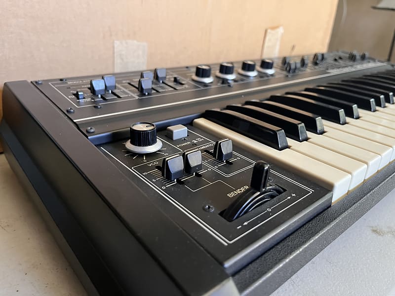 完動品 Roland SH-2 Analog Synthesizer Roland SH-2 Analog Synthesizer – VCO x3 Classic Bass Monster
