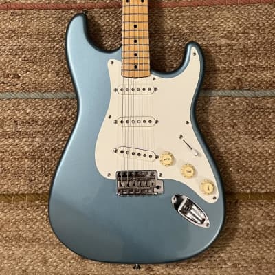 新製品情報も満載 Tokai AST-'56 Vintage Series Stratocaster 1985 - Sonic Blue ギター