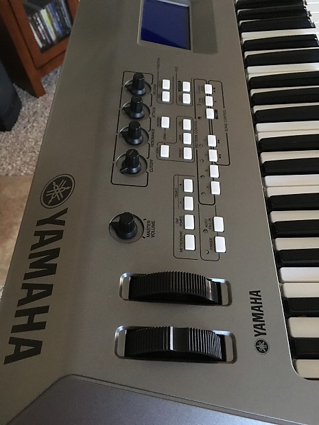 YAMAHA MM6 61-Key Keyboard Synthesizer Workstation with Power Supply and  Gig Bag