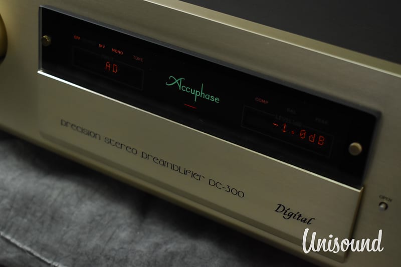 Accuphase DC-300 Digital precision stereo preamplifier w/ AI-U1 Analog  Inputs