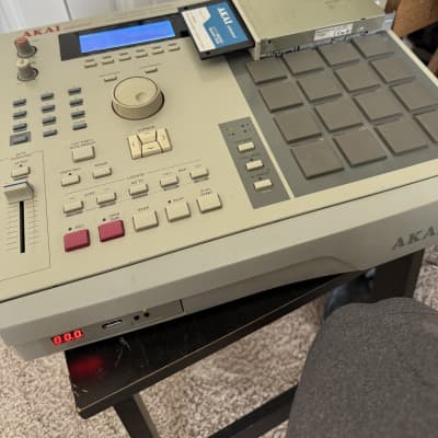 Akai MPC2000 MIDI Production Center 1997 - 2001 - Grey