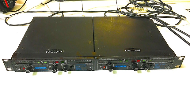 Two Vega Dynex III R 622 R 677 complete UHF diversity wireless mic systems on LEGAL frequencies