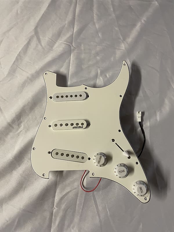 Unbranded Strat Style Electric Guitar Pickguard Loaded SSS Whit image 1