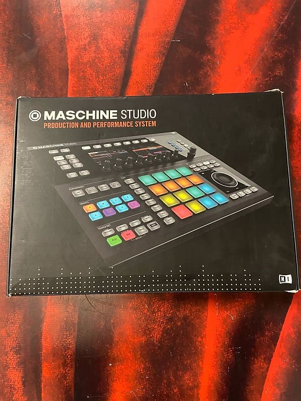 Native Instruments MASCHINE STUDIO Drum Machine | Reverb