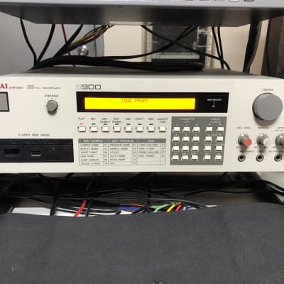 Akai S900 MIDI Digital Sampler 1986 - White